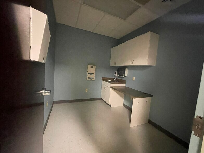 More Photos Of 1908 Caudle Dr, Mount Airy Medical For Lease