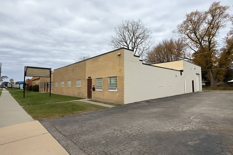 More Photos Of 25916 W 7 Mile Rd, Redford Township Manufacturing For Sale