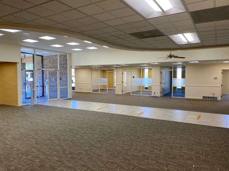 More Photos Of 449 S Broadway St, Joshua Bank For Sale