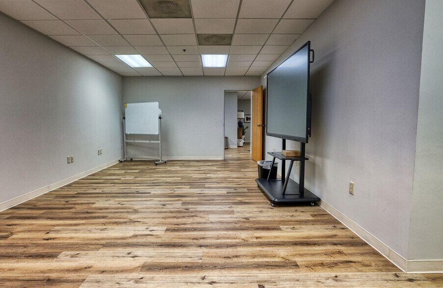 More Photos Of 9755 Dogwood Rd, Roswell Office For Lease
