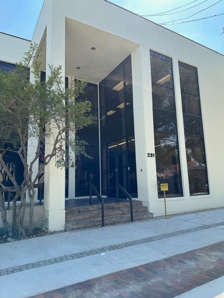 More Photos Of 231 W Main St, Denison Office For Lease