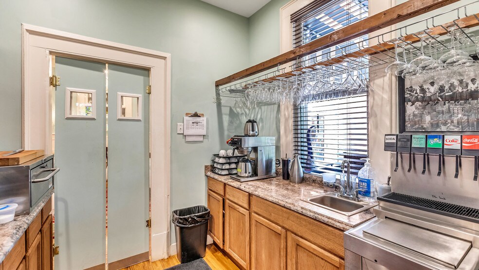 More Photos Of 119 E 37th St, Savannah Restaurant For Sale
