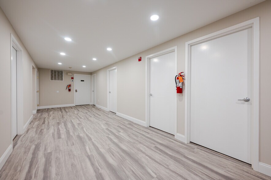 More Photos Of 4 Weber Ave, Malverne Storefront Retail Office For Lease