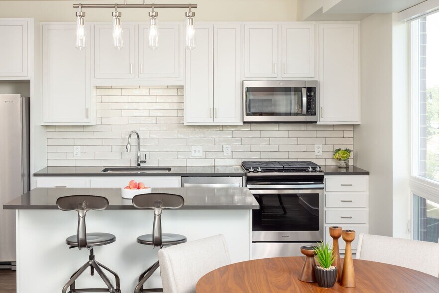 More Photos Of 1555 Ellinwood Ave, Des Plaines Apartments For Lease