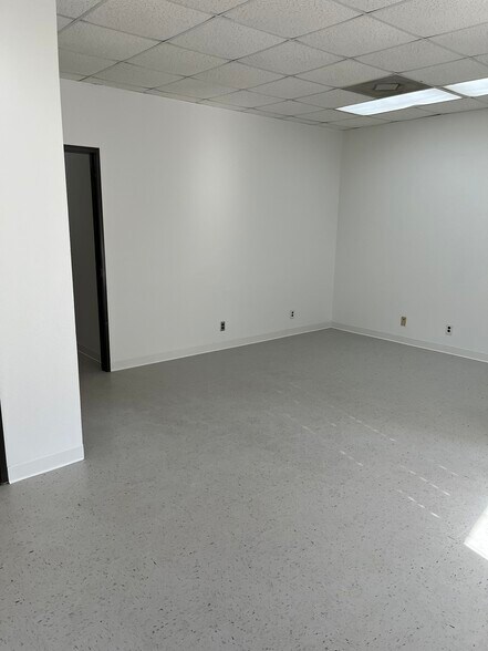 More Photos Of 301 Thomas Pl, Everman Warehouse For Lease