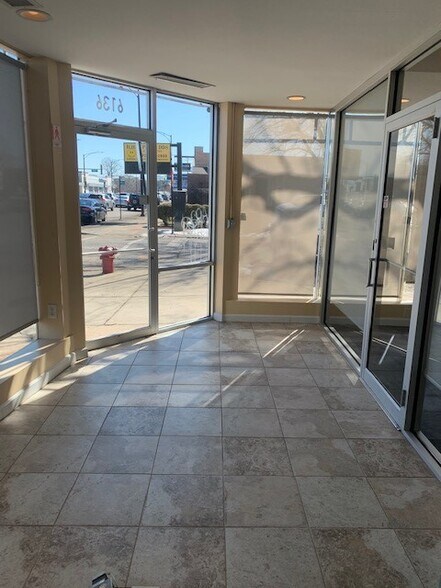 More Photos Of 6138 N Lincoln Ave, Chicago Storefront Retail Office For Lease