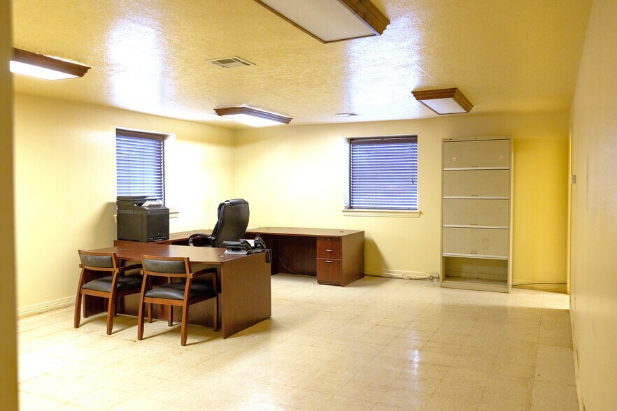 More Photos Of 11900 Hirsch Rd, Houston Warehouse For Lease