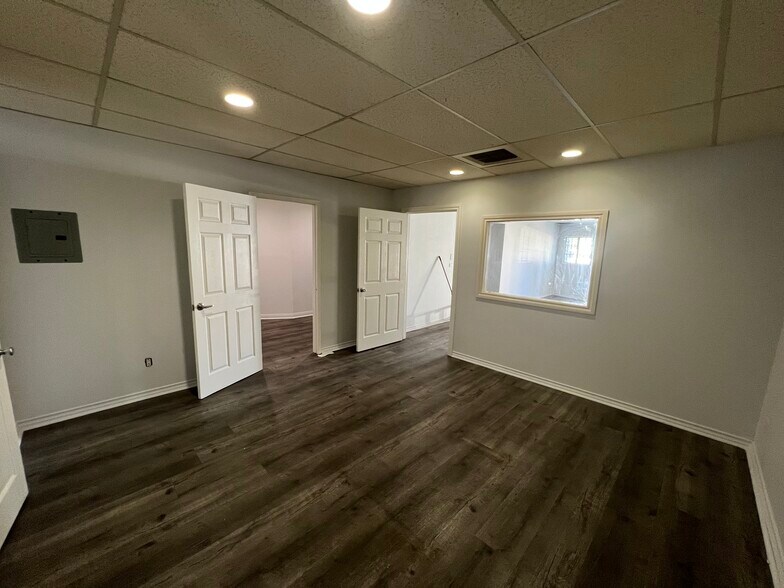 More Photos Of 658 Hawthorne St, Glendale Showroom For Lease