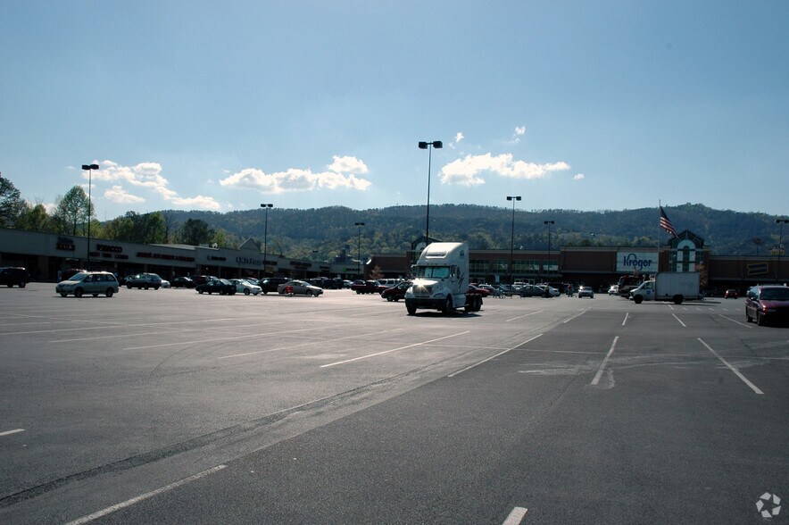 More Photos Of 1347 W Walnut Ave, Dalton General Retail For Lease