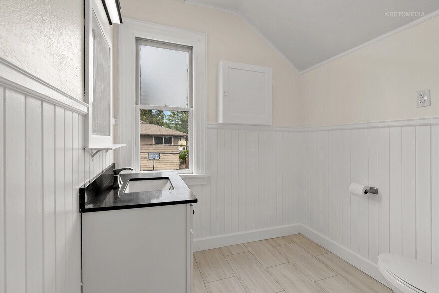 More Photos Of 1737 NE Broadway St, Portland Office For Sale