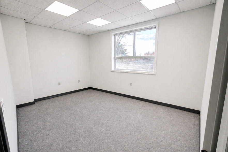 More Photos Of 205 E 1st Ave, Roselle Warehouse For Lease