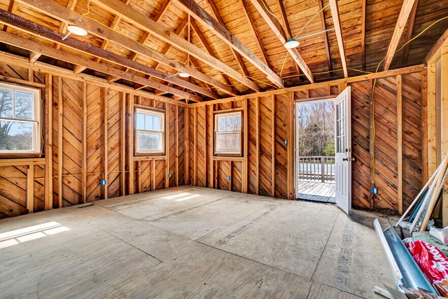 More Photos Of 12117 Highway 221, Woodruff Office For Sale