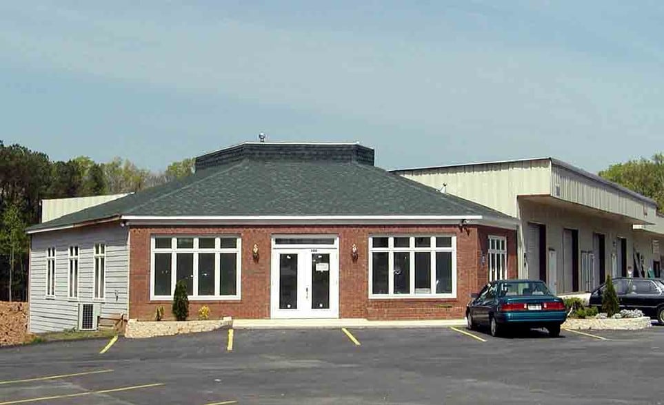 More Photos Of 840 Shallowford Rd, Kennesaw Distribution For Lease