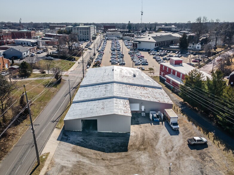 More Photos Of 201 W High St, Edwardsville Showroom For Sale