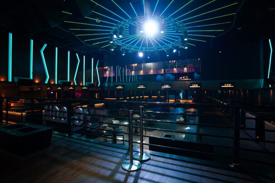 More Photos Of 2443 Walnut Hill Ln, Dallas Bar For Sale