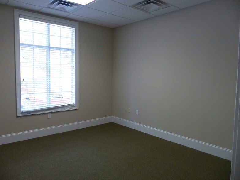 More Photos Of 4562 Lawrenceville Hwy, Lilburn Medical For Lease