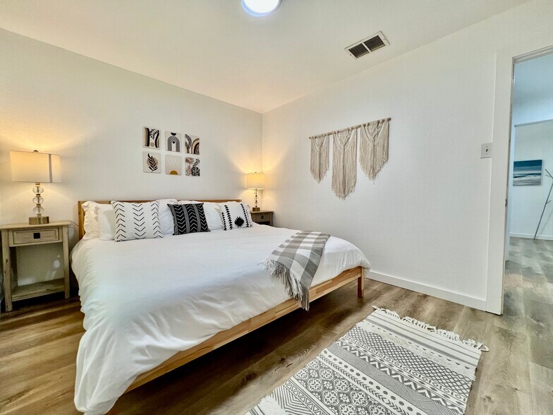 More Photos Of 902 E Highway St, Fredericksburg Specialty For Sale
