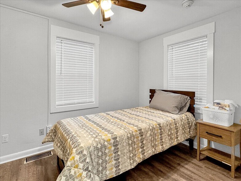 More Photos Of 1007 W Wright St, Pensacola Specialty For Sale