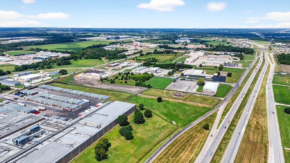 More Photos Of 304 W Progress Dr, Sherman Unknown For Lease