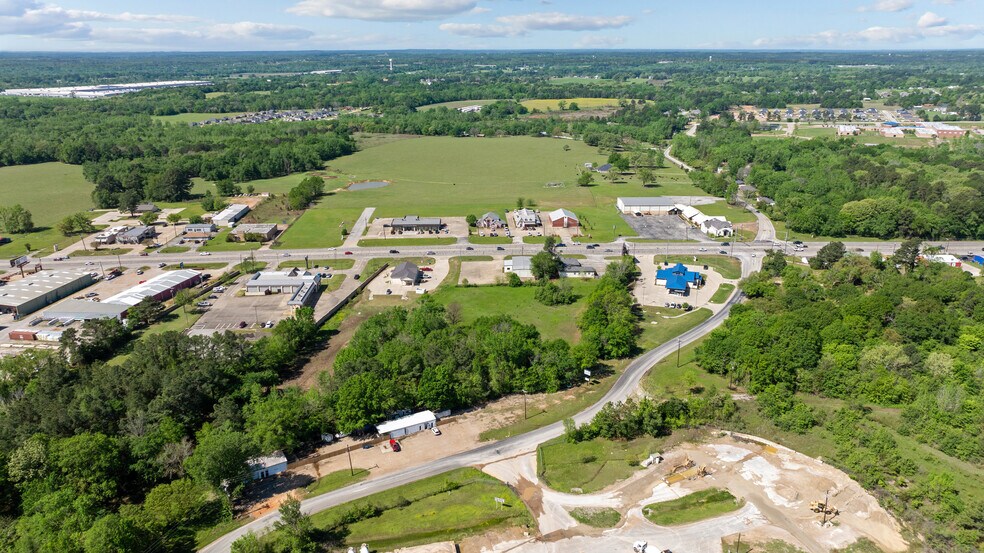 More Photos Of 2410 S Main St, Lindale Office For Sale