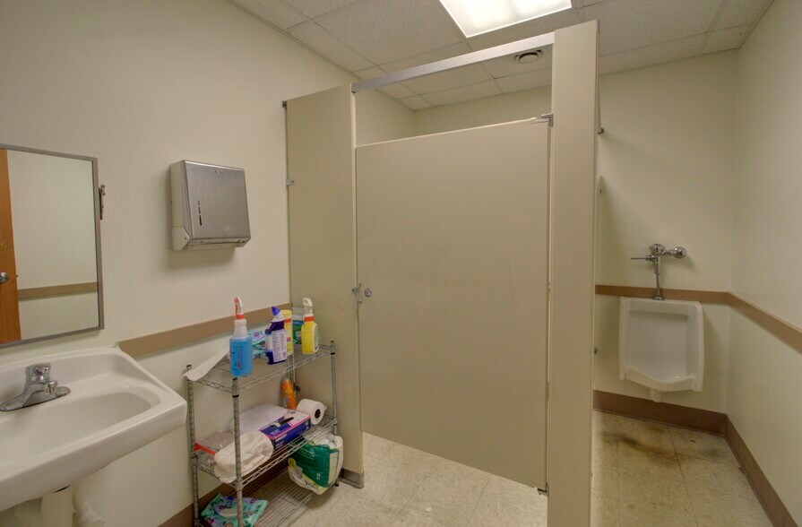 More Photos Of 224 E Main St, Ottawa Office For Sale