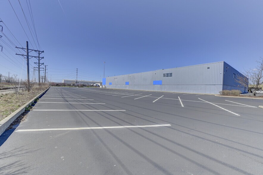 More Photos Of 5555 70th Pl, Bedford Park Freestanding For Sale