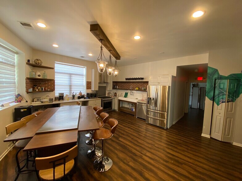 More Photos Of 72-76 N Broadway St, Des Plaines Light Distribution For Sale