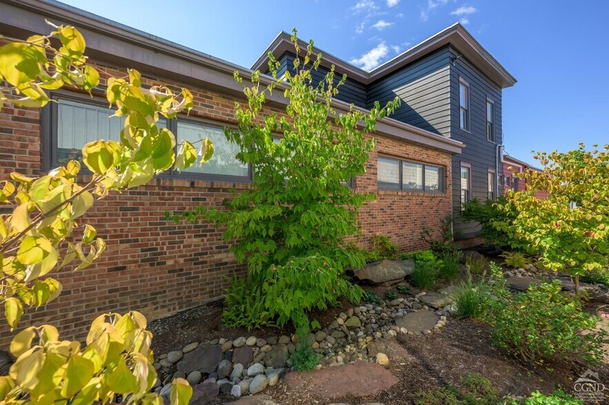 More Photos Of 84 Green St, Hudson Office For Lease