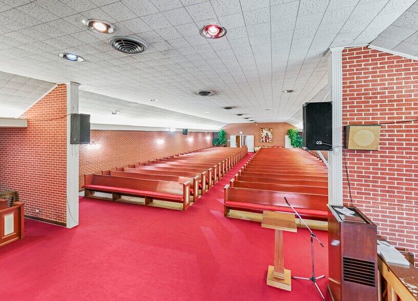 More Photos Of 403 W Sterling St, Baytown Funeral Home For Sale