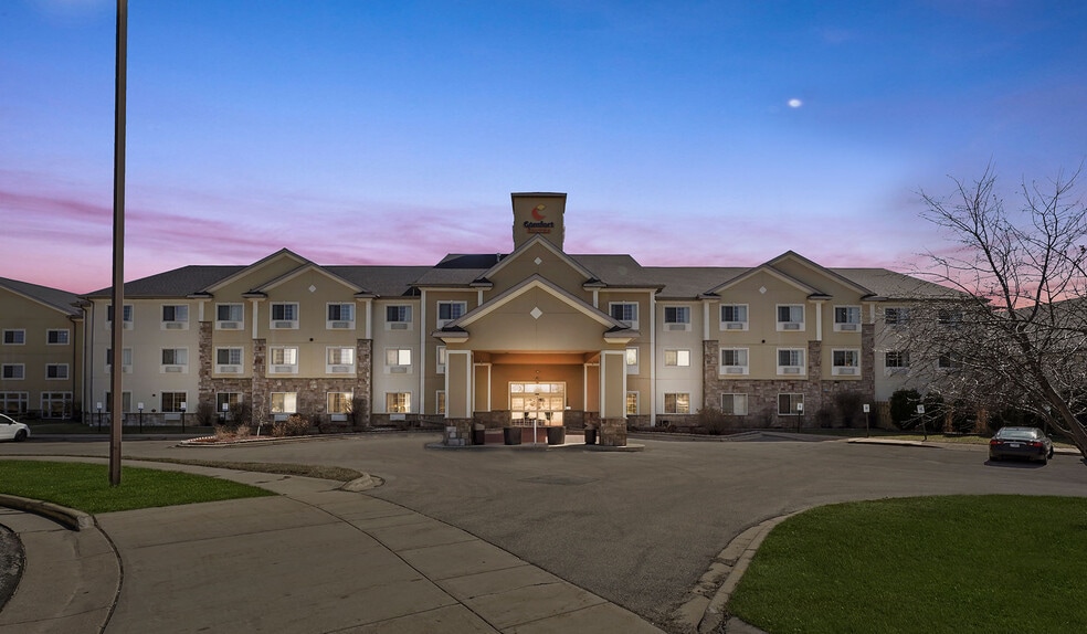 More Photos Of 725 Paradise Ln, Johnson Creek Hotel For Sale