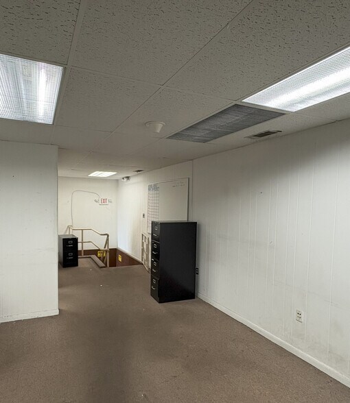 More Photos Of 17 Main St, Savannah Distribution For Lease