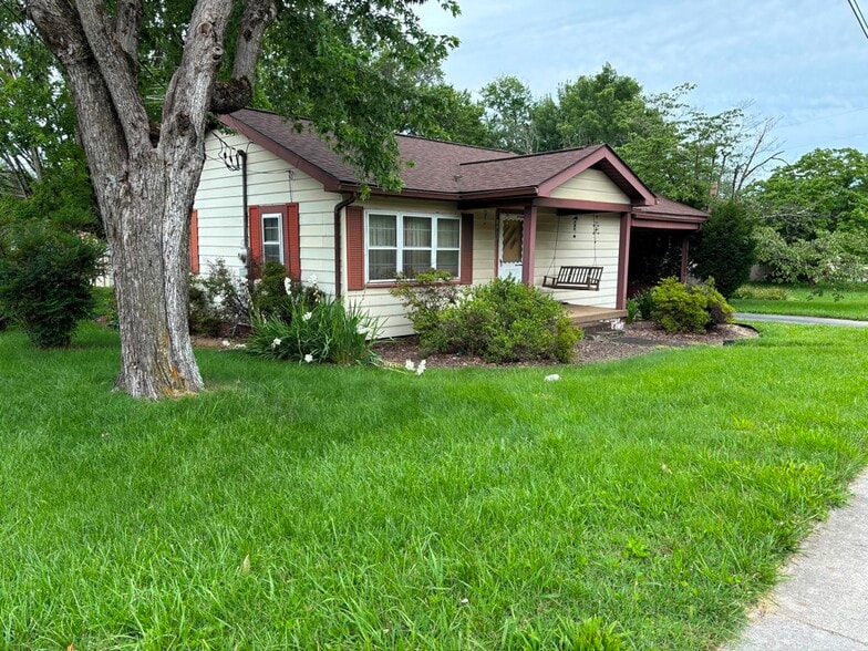 Primary Photo Of 3306 Teaster Ln, Pigeon Forge Flex For Sale