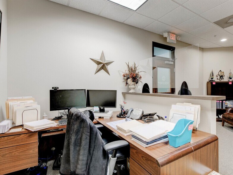 More Photos Of 1100 Parker Sq, Flower Mound Office For Lease