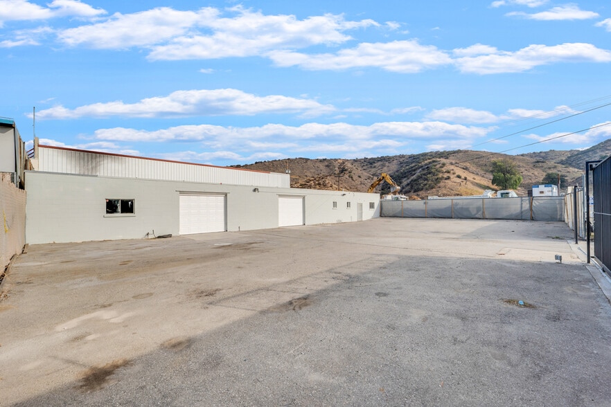 More Photos Of 23045 Drayton St, Santa Clarita Warehouse For Sale