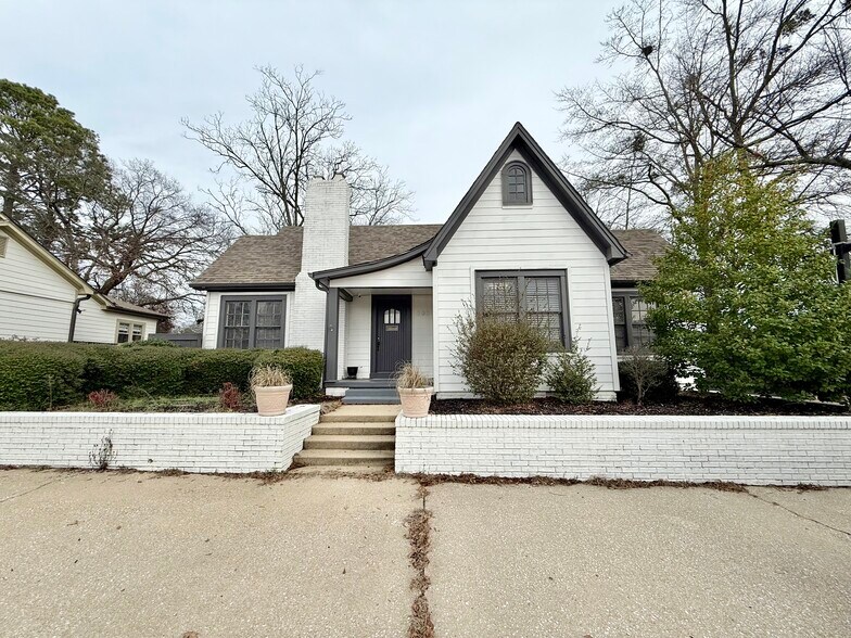 Primary Photo Of 208 N Gloster St, Tupelo Office For Sale