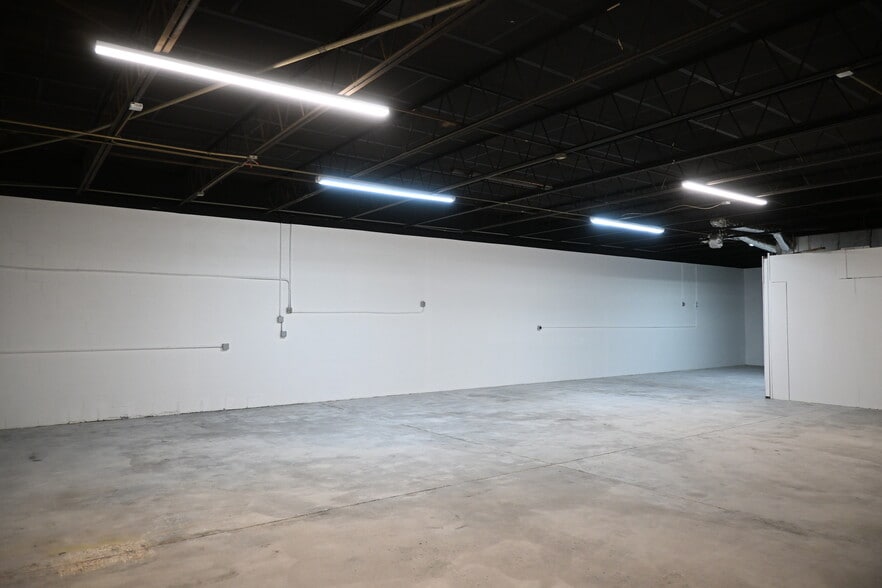 More Photos Of 14401 60th St N, Clearwater Warehouse For Lease