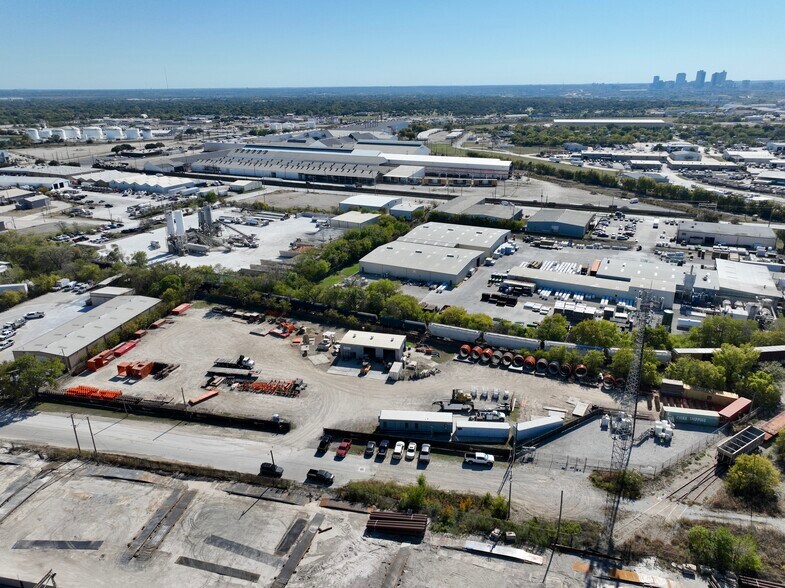 More Photos Of 2420 NE 35th St, Fort Worth Service For Lease