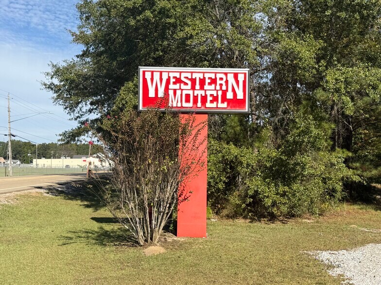 More Photos Of 547 Archusa Ave, Quitman Hotel For Sale