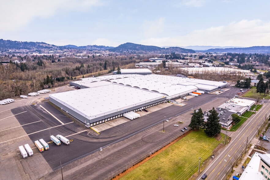 More Photos Of 6433 SE Lake Rd, Portland Distribution For Lease