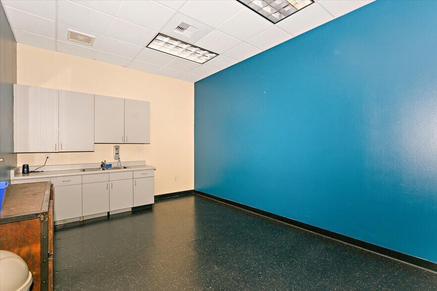 More Photos Of 7970 Cherry Ave, Fontana Showroom For Lease