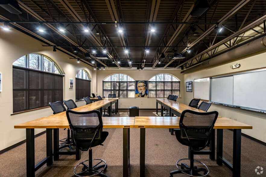 More Photos Of 133 River Park Rd, Mooresville Office For Sale