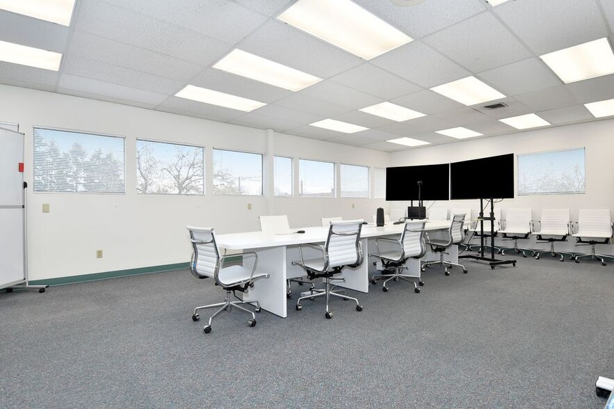 More Photos Of 10610 SE Washington St, Portland Office Residential For Lease