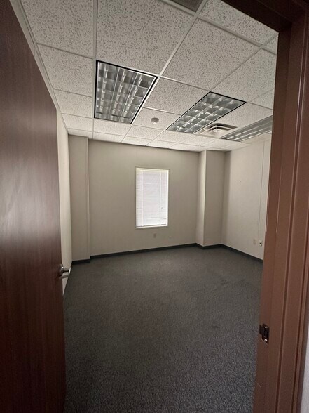 More Photos Of 1110 Calder St, Beaumont Medical For Lease