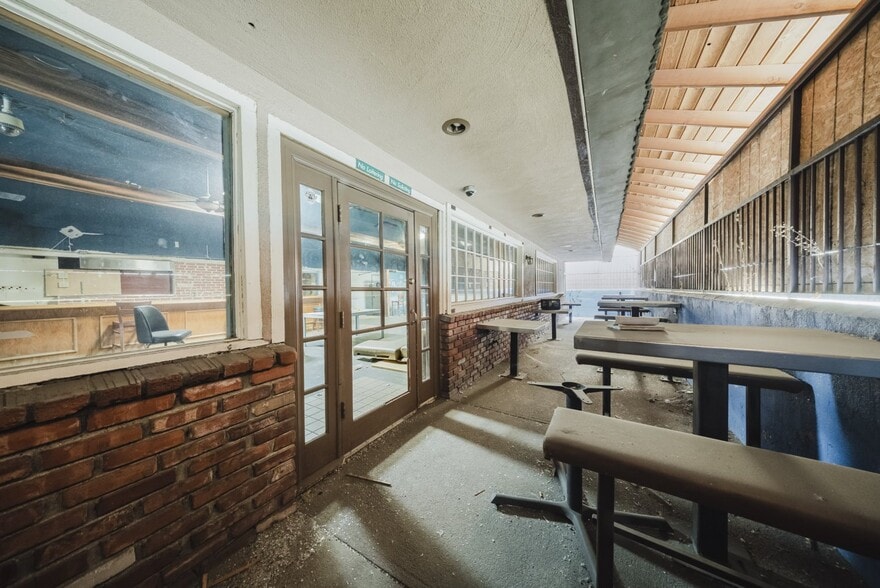 More Photos Of 7277 Foothill Blvd, Tujunga Restaurant For Lease
