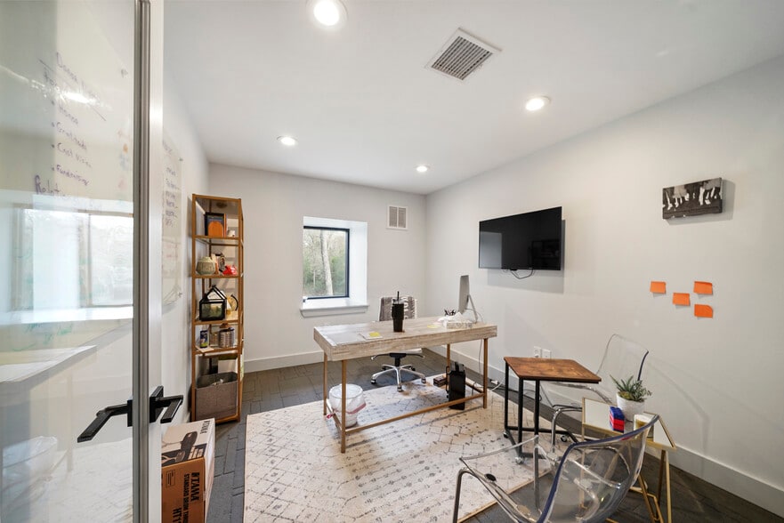 More Photos Of 12726 Moon Rd, Willis Loft Creative Space For Sale