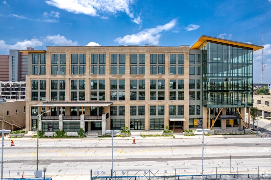 More Photos Of 711 Broadway St, San Antonio Office For Sale