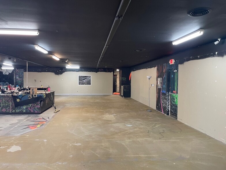 More Photos Of 211 Holiday Dr, Clarksville General Retail For Lease