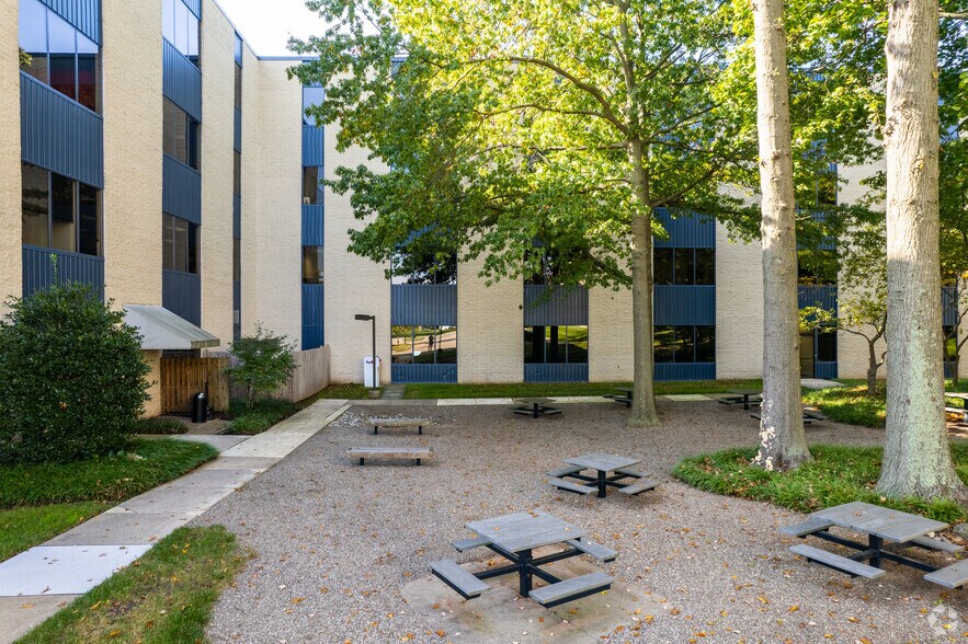 More Photos Of 1300 Virginia Dr, Fort Washington Office For Lease