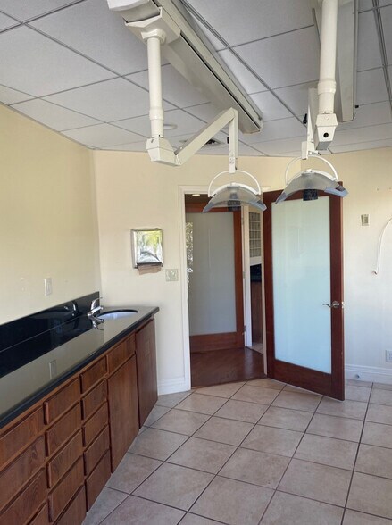 More Photos Of 23111 Ventura Blvd, Woodland Hills Medical For Lease