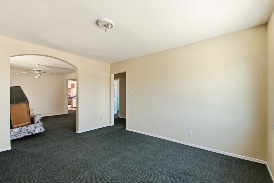 More Photos Of 1319-1323 W Texas St, Fairfield Freestanding For Sale